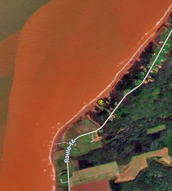 Carte satellite d'une côte de l'Île-du-Prince-Édouard avec une route parallèle à la côte.