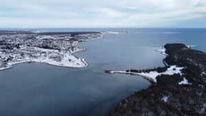 Scène hivernale enneigée du Passage de l'Est, N.-É.